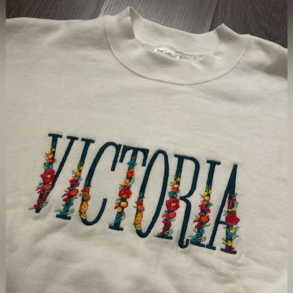 Vintage Victoria Embroidered Crewneck Sweater - Picture 4 of 4